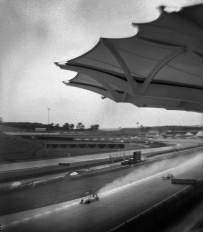 Illustration for article titled This Photographer Shoots 230 MPH Formula One Cars On A Camera From 1913
